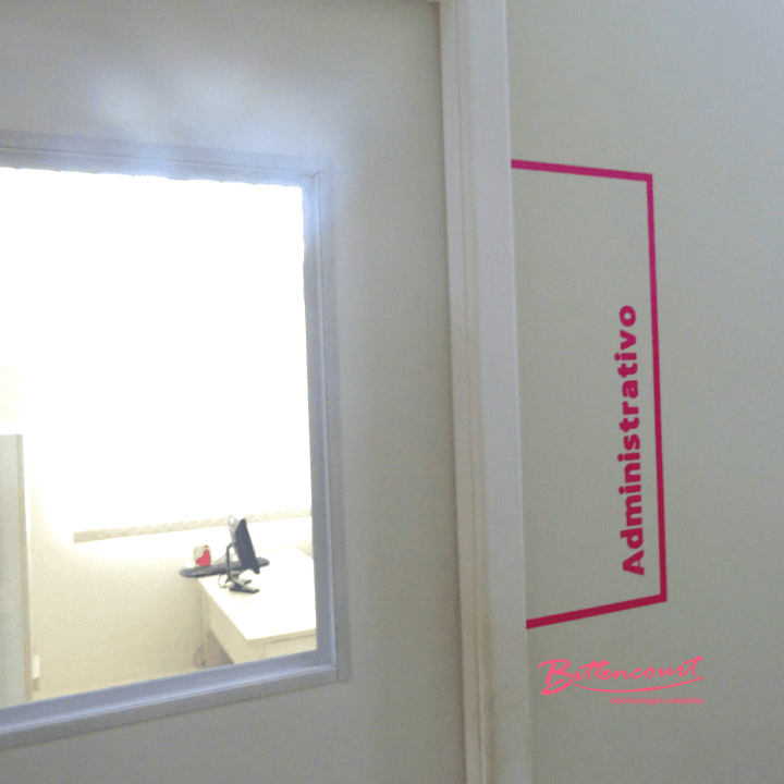 Entrada de sala administrativa da clínica.