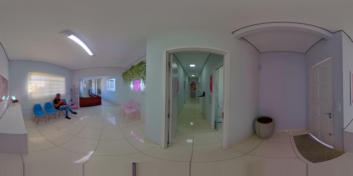 Vista do interior da clínica mostrando a recepção e sala de espera.