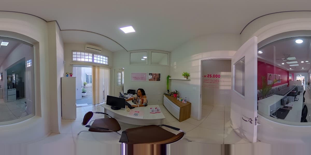 Recepção bem iluminada e organizada, ambiente moderno.