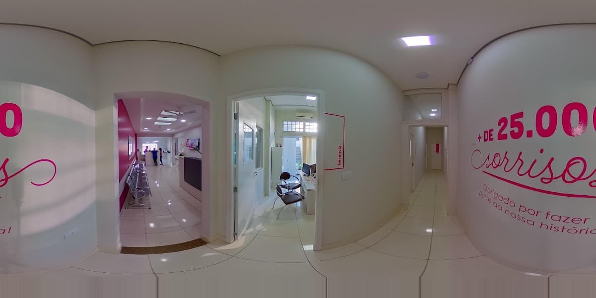 Imagem do interior da clínica com recepção e consultórios visíveis.