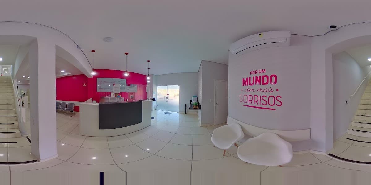 Recepção moderna e bem iluminada.